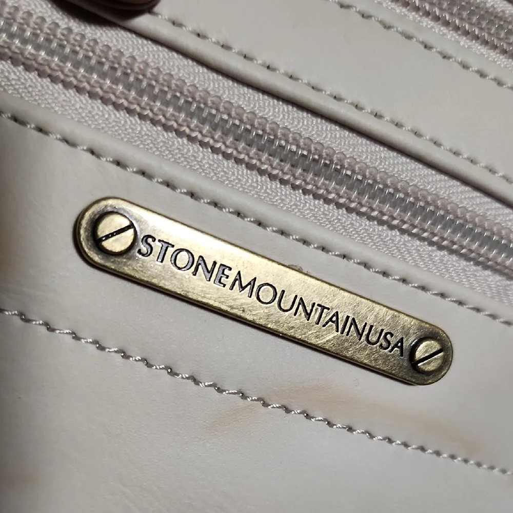 Stone Mountain Accessories Cream and Navy Wristlet